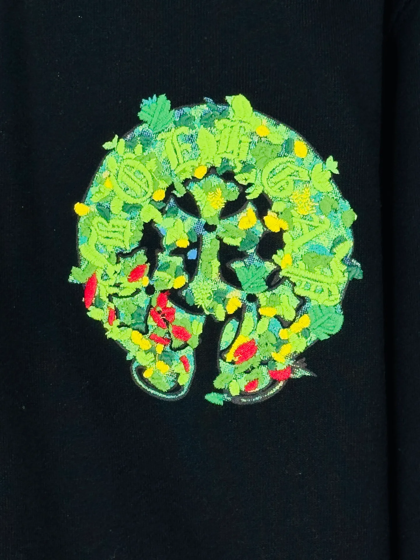 P350 top version, real shot without P, ​​different from market currency) 𝗖𝗵𝗿𝗼𝗺𝗲 𝗛𝗲𝗮𝗿𝘁𝘀/Cro Heart 2025 washed and burned flower patch embroidered autumn and winter new original single counter American 3D three-dimensional jungle embroidered couple casual cardigan sweatshirt 👑The highest version! Customized fabric 480g tripe terry fabric! American acid-washed and distressed original fabric, laser burnt flowers + jungle embroidery, exquisite embroidery of letters! The best-selling model in the counter, very comfortable to wear. Accessories: original molded and authenticated collar label➕100% silk wash label. Genuine purchase-grade original hangtag➕matching hanging rope➕3D hanging beads➕original packaging bag. Craftsmanship: The original version has consistent wiring! The highest version of the armhole matching technique! Color: Black Apricot Size: S M L XL Style Number: 25-358